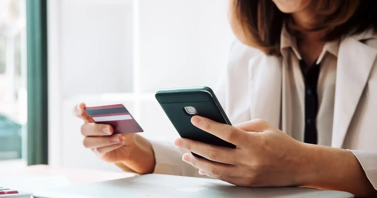 Une dame qui complète le paiement de son achat en ligne