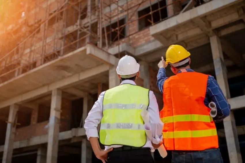 Des ingénieurs qui inspectent un bâtiment en construction