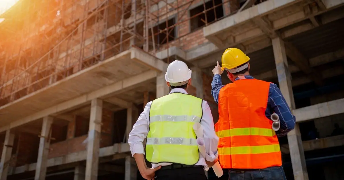 Deux techniciens supervisant un bâtiment en construction