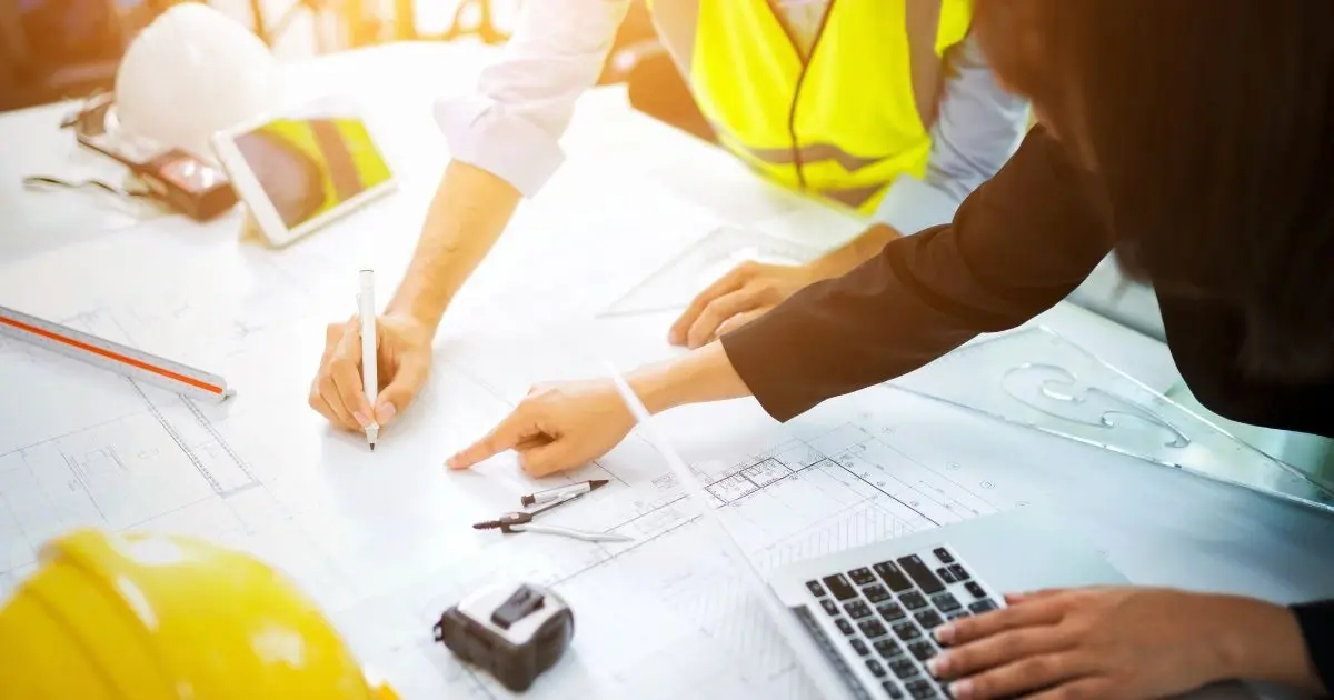 Deux architectes en train de consulter le plan d'un chantier