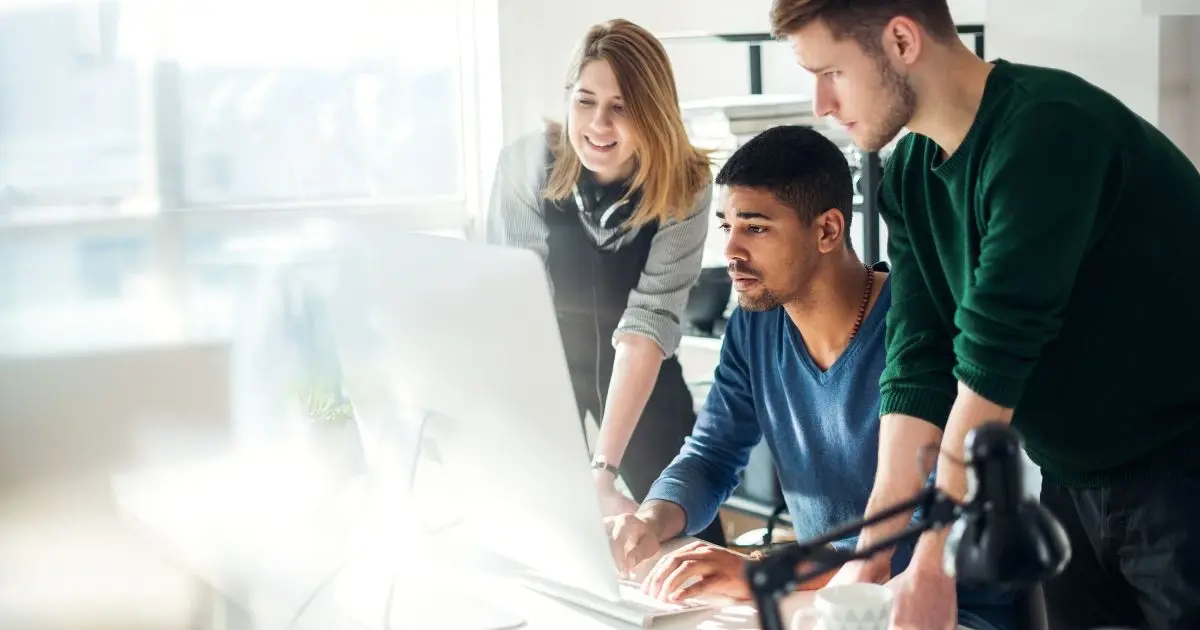 Membres d'une association qui travaillent ensemble