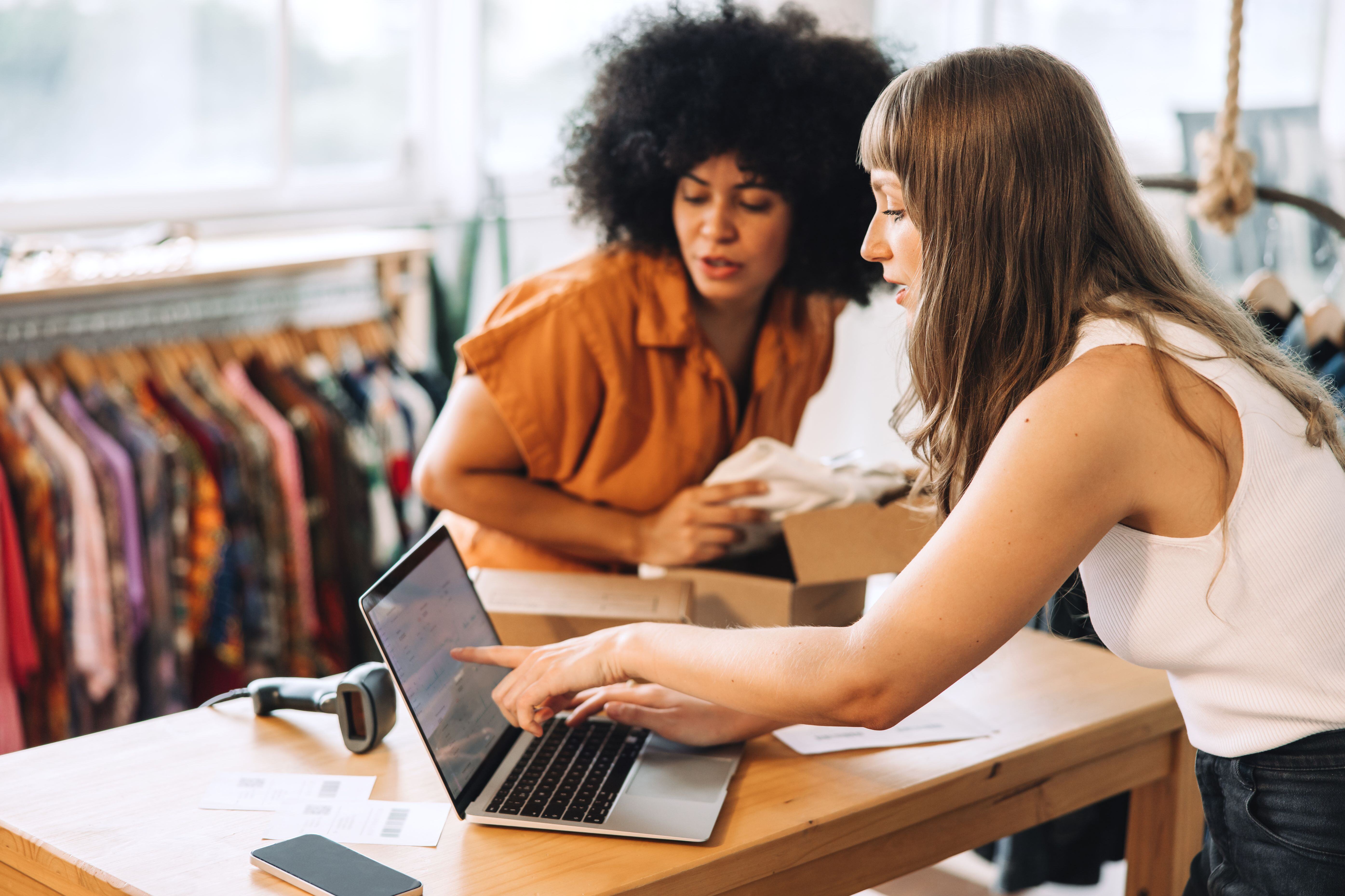 Une gérante de commerce qui consulte les ventes en ligne de son activité