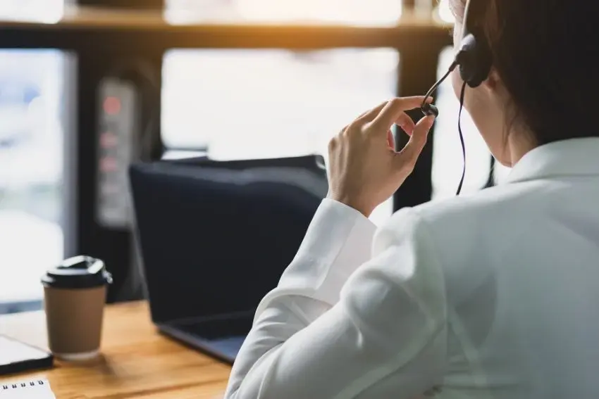 Opérateur téléphonique ou représentant du service clientèle travaillant dans un bureau de centre d'appels.