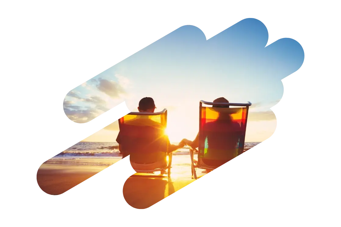 Deux personnes assises sur des transats sur la plage, admirant un coucher de soleil