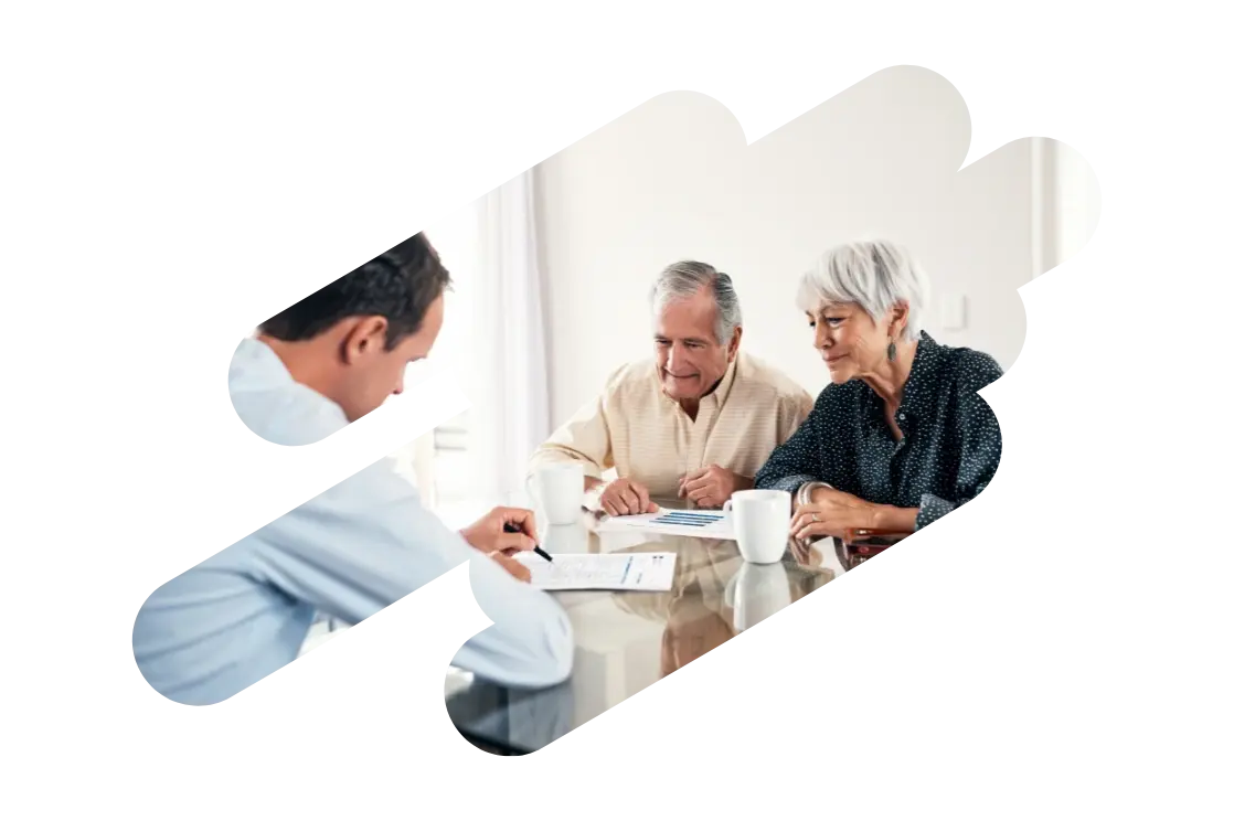 Un couple de futurs retraités en consultation pour leur bilan retraite avec un expert comptable