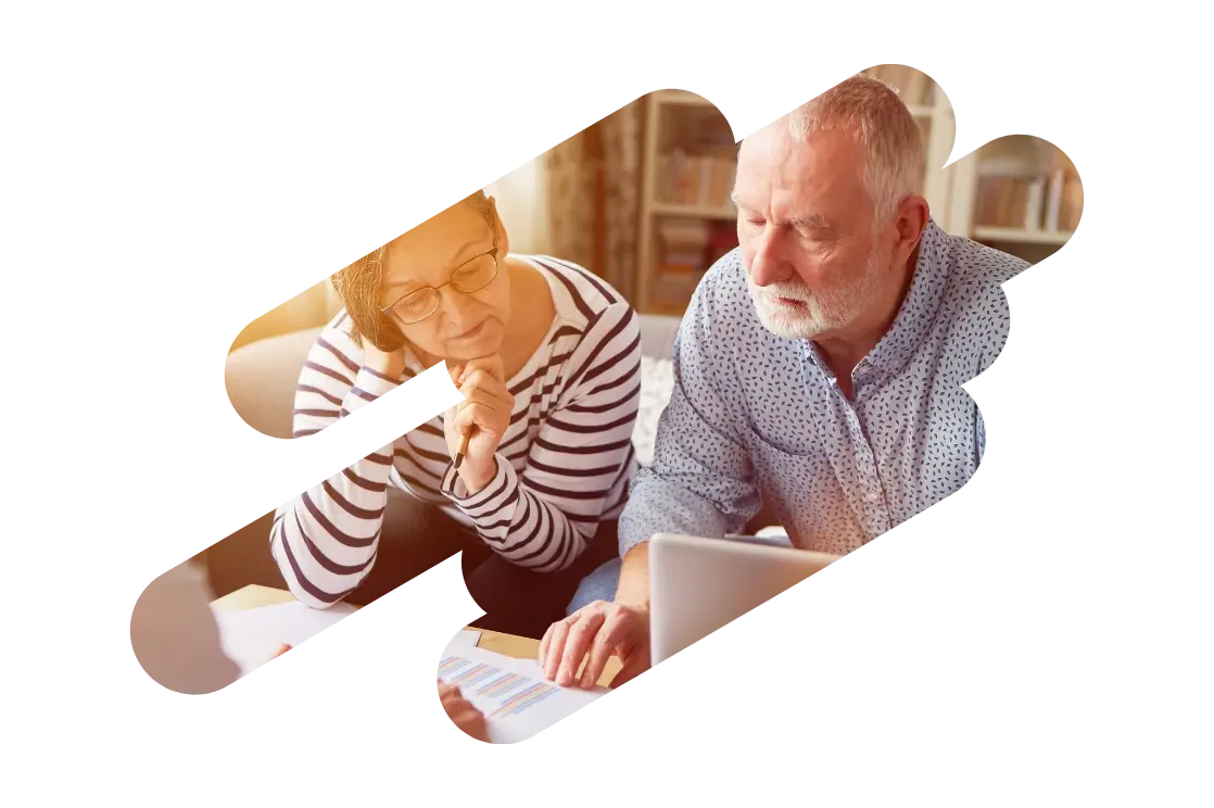 Un couple de retraités qui suivent un accompagnement administratif simplifié pour leurs démarches