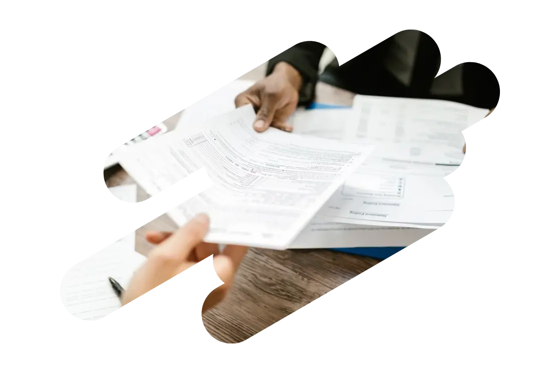 Deux collaborateurs faisant une repasse sur les documents financiers de l'entreprise.